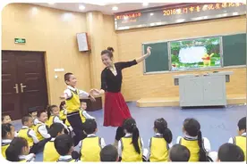 “领舞姐姐”当班主任有什么不一样图片