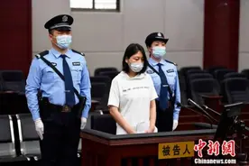 现场：劳荣枝听闻死刑判决后掩面痛哭，双方家属发声图片