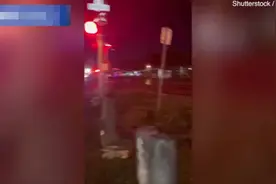 美国一列火车撞上被困铁轨的汽车 司机提前下车逃离图片