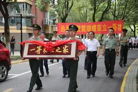 荣誉送上门！平湖女兵戴晓蝶一家获赠“一等功臣之家”牌匾图片