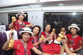 首趟秋季“环西部火车游”旅游专列开行 300余名游客从兰州西站出发开启探访丝路文化开心之旅图片