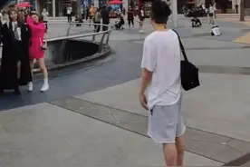王思聪现身北京环球影城 单膝跪地为美女拍照 姿势相当专业图片