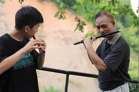 佛山70岁老教师支教山区，让瑶乡奏起音乐声图片