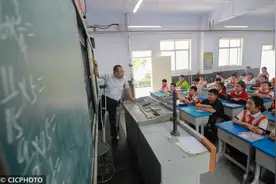 山东临沂：“拐杖老师”苏国泉图片