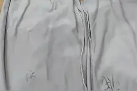 新买的知名品牌裤子暗藏“脏话”？女子：伤害性不大，侮辱性极强图片
