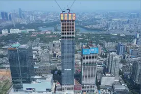 五一大道超300米“双子塔”西塔封顶 地铁口41-82㎡奢装LOFT样板间升级亮相图片
