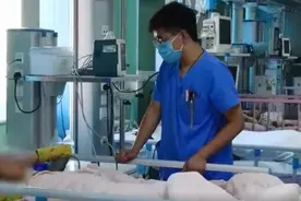 为防孙子被蚊虫叮咬，爷爷竟用偏方给孙子洗澡，结果双双中毒图片