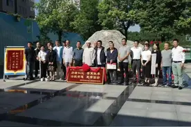 回坊各界人士向西安市第二十三中学赠送牌匾图片