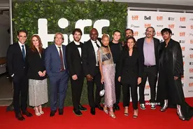 60岁朱丽安·摩尔优雅亮相 新作多伦多电影节首映图片