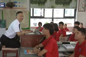 他跪着给学生上课 原因让人泪目......图片