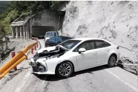 台湾公路吊车滑落，母女两人被当场撞死！4台过路轿车被损毁图片