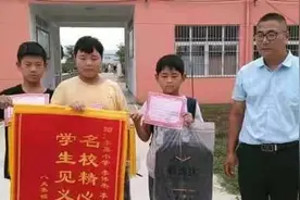 江苏邳州两名小学生跳进水里，救上两个女孩图片