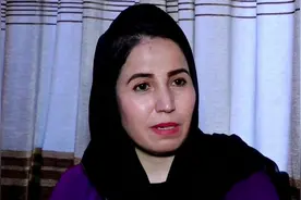 独家专访：阿富汗女孩为什么一手忙着锅里的饭，一手还要拿着书图片