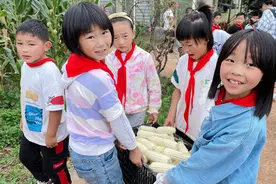 喂鸵鸟、种香蕉、踢足球……云南大山村小“学在土地上”图片