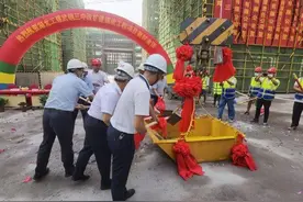 武钢三中改扩建工程主体结构封顶，预计明年9月交付使用图片