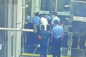 女童被葡萄干卡喉 济宁火车站客运员用海姆立克法紧急施救图片