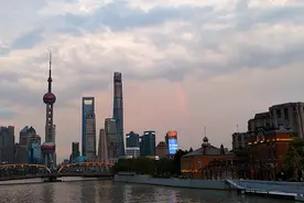 申城傍晚，半道彩虹与落霞火烧云相互辉映 | 晨镜头图片