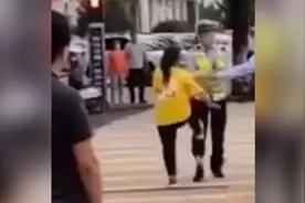 山西晋城一女子骑车不戴头盔，被拦下后对执勤人员推搡蹬踹视频封面