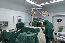 北海一女子因酒后剧烈呕吐，胃、脾脏等腹部器官跑进了胸腔图片