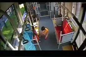 临下车时看到车厢地板有垃圾 郑州一小男孩主动捡了起来丢进垃圾桶图片