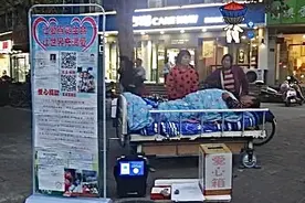 河南10岁男孩不离不弃照顾瘫痪父亲 天目新闻倡议：爱心接力，帮帮他们图片