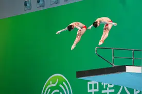 207B这次没失误，曹缘/陈艾森全运会男子双人10米台夺冠图片