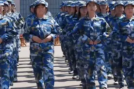 果然视频|靓丽女生+飒爽女教官，山东师大军训场上的美丽风景视频封面