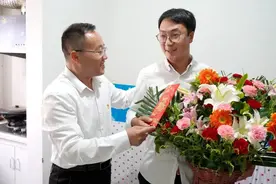 「关注」县领导开展教师节走访慰问活动图片