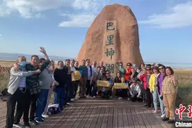 新疆“打卡新疆 酷游哈密”金秋游旅游团启航图片