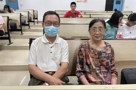 七旬父母走进大学课堂，见证女儿教学成长图片