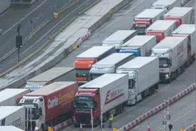 英国卡车司机薪酬大涨超过高管，年入5万英镑，为何仍有10万人缺口？图片