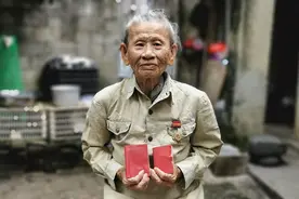 王月娥、朱进海革命伉俪：教育孩子不吃老本，要立新功图片