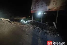 货车侧翻掉入河中，伤者无碍，警民连夜9小时徒手搬运18吨冷冻猪肉图片