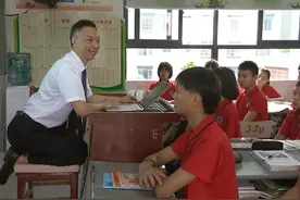 四川仁寿教师因病连续4年跪着为学生上课图片