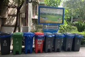 小区垃圾桶周围环境“脏乱差”！执法部门：配齐“硬件”设施，还要增强居民自觉性图片
