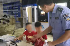 南宁一对4岁双胞胎街头走失，民警通过衣服标识帮他们找到妈妈图片