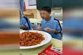 吃辣条竞选班委引争议 网友：吃坏肚子谁负责？图片