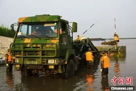 中部战区陆军某舟桥旅在湖北组织渡江演习图片
