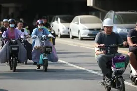 「组图」济南查骑乘电动车不戴头盔一个月后：路上八成市民都戴头盔骑行了图片