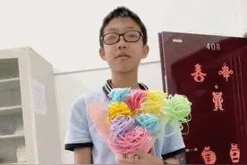 男孩送老师花，收获意外“惊喜”……图片