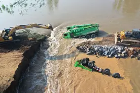 快评｜河南投车堵决口卡车司机善款险被克扣，货车挂靠模式该改革了图片