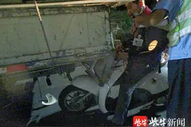 骑行不戴头盔！男子正脸扎进货车尾部重伤图片