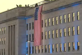 五角大楼悬挂巨幅美国国旗 纪念“911事件”二十周年图片