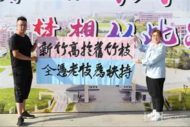 高校新生获赠“首见礼”，寓意传承和发扬图片