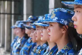 山东师大军训场英姿飒爽，女队员加女教官图片