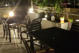 深圳女子天台聚餐时遭飞来石子砸伤腰部，警方介入调查视频封面