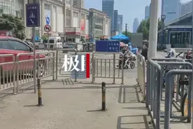 人行道栏杆太窄，婴儿车、轮椅无法通过，商超回应：连夜施工改进图片