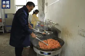 她总是留下盘子里的虾，原因令人动容图片