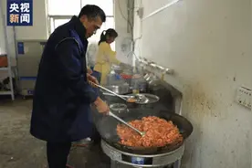 她总是留下盘子里的虾，原因令人动容图片