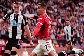 36岁C罗回归曼联首秀上演“梅开二度”，网友感叹：似是故人来图片